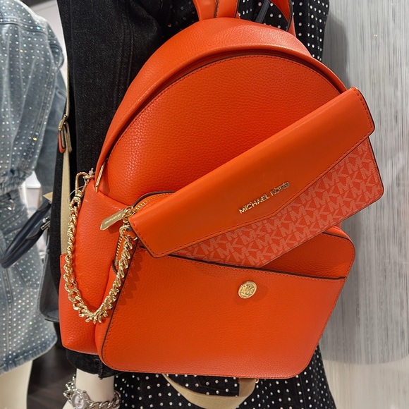 MICHAEL KORS
Maisie Medium Pebbled Leather 2-in-1 Backpack
Poppy
NWT - Picture 7 of 16